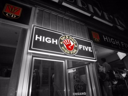 照片: HIGH FIVE bar&amp;more